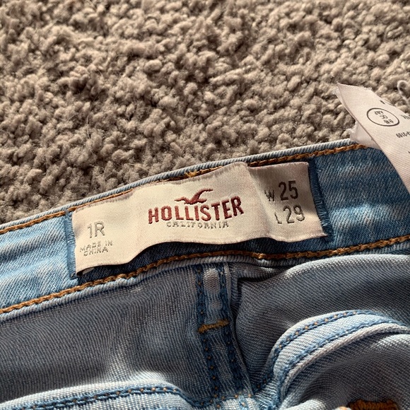 Light washed Hollister skinny jeggings, size 1L - Picture 4 of 9